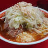 ラーメン二郎 上野毛店 - スープはしっかりと淹れたお紅茶のような。どこをどう見ても完全なる非乳化。ニンニクは渋み成分が溶け出る直前まで適度にスープにくぐらせるのがコツ。麺は適度なコシはありつつも、もっちりとしなやかでかなり好みのコンディション。豚はサーターアンダギーみたいな存在感のある端豚がゴロゴロと3塊。味デフォルトスープはどこまで飲むかの判断に少し迷う。