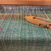 製作中。少しずつ織り進んでいます。（４）深い緑色のひざ掛け