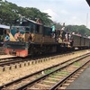 バングラデシュの電車の屋根の上に！