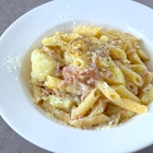 崩しじゃがいもの甘みがウマすぎ。ベーコン、粉チーズで失敗しらずの「チーズペンネ」【元イタリアン料理人のレシピ】