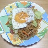 我が家の休日のランチ　キャベツたっぷりのソース味の焼きそば　より。 