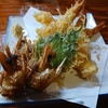 昨日の夜は円座町の『大衆割烹・伊佐魚』へ行って来ました。  ジューシーな天婦羅と、栄養満点な蛋白質の塊である冷奴を。(^^)
