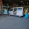 運送会社で早朝便の荷物を積みます。今朝は荷物が