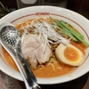 【今週のラーメン４９４２】熊本ラーメン ひごもんず neo 三鷹（東京・三鷹）台湾ラーメン ＋ 豚餃子 ＋ ハートランドビール ＋ 冷酒 吉乃川　〜ユニークなれど旨さ王道！豚骨系台湾ラーメン！お酒もいいが・・実は飯と相性抜群？