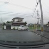 件の４００ｍを、低速で先行する軽トラ
