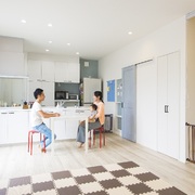 ちょうど子どもがハイハイをはじめるタイミングで、広くて子育てしやすい住まいが完成！