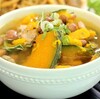 Mắt sáng, dáng thon cùng với bí đỏ