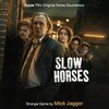 『窓際のスパイ』テーマ曲を歌うミック・ジャガー