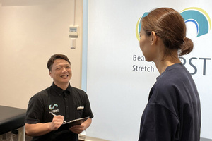 【PR】上越「FIRST」が寝たまま筋肉を鍛える「SIXPAD」導入　女性スタッフ加入でタイ式ストレッチも