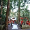 雨に煙る椿岸神社