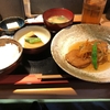 神田ランチ#65.食べ歩き.落ち着いた雰囲気の居酒屋ランチでヒラメの日替わり定食、ご飯・みそ汁お替り自由