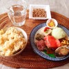 おこわごはん、お惣菜盛り合わせ、納豆。