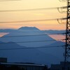 夕方の富士山、雲で分断される