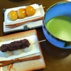 和カフェでくつろぐ