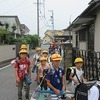 登校の風景　手に持っているのは…