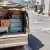 スタッフと軽トラック２台分の家財を、お部屋に