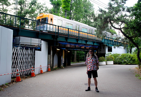 吉祥寺から一駅の井の頭公園駅に住むことの丁度良さを、音楽家の鬼頭哲さんに案内してもらった