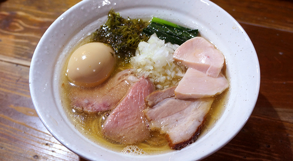 ベトナム出身店主がたどり着いた理想のラーメンは「そば粉入り麺の無化調煮干しスープ」だった ベトナム出身店主がたどり着いた理想のラーメンは「そば粉入り麺の無化調煮干しスープ」だった