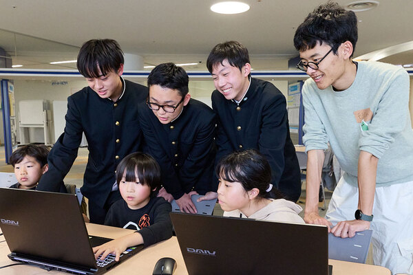 中学生の挑戦が、子どもたちの未来をひらく——小学生へ学びを広げるプログラミングワークショップ