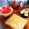 今日の朝食ワンプレート ・トースト、紅茶、バナナブルーベリーシリアルヨーグルト、すいか