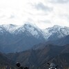 初冠雪の飯豊山と樽口峠