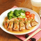 レンジ100秒のオニオンソースで、鶏むね肉が激ウマ「チキンステーキ」に。野菜にかけてもウマい【筋肉料理人】