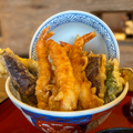 【渋谷ランチ】『丸壱富士 渋谷道玄坂』で豪快“はみだし天丼”を実食！味もボリュームも大満足