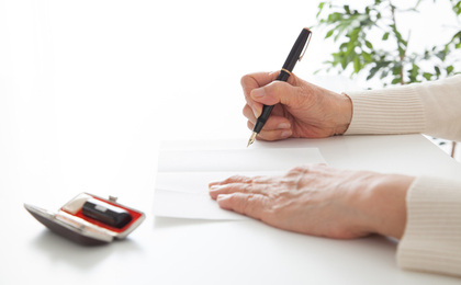 親の実家を売却する手順は？費用・税金や高く売るコツも解説