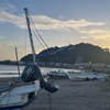 秋の暮れ浜に上がりし 赤き船