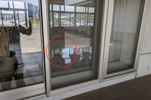 石を投げ込まれたか　上越妙高駅西口の釜蓋ガイダンスの窓ガラスにひび