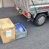 軽バンに積みきれなかった荷物を２つ積んで、