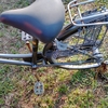 錆びた自転車に乗る