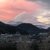 テニスコートから見える富士山