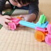 ３歳児　集中力を発揮している知育玩具[ペタペタブロック]