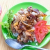 茶色い誘惑。タイのムートート風「カリカリ豚バラにんにく丼」ご飯もビールもすすみすぎるレシピ