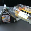 お昼は列車の中でオニギリとサラダ。夜は名古屋で魚がし料理「嘉鮮」。〆はラーメン「銀次郎」