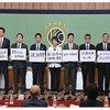 「これ何?  ”記念写真”総裁選の面々……」