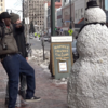 いきなり動く街路の雪だるま！歩行者の驚き方もいろいろ？