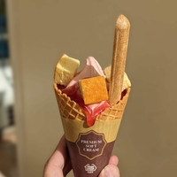 【ミニストップ】2024年春の新作「プレミアムとちあいかソフトチーズケーキのせ（食べるスプーン付）」をコーンで食べた感想｜ブランド苺を使ったソフトクリームにチーズケーキをトッピングした新商品、味や特徴について紹介