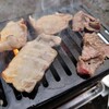 久々に屋外で炭火焼肉。豚バラ、牛バラ、肩ロース。