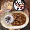 今日の朝食ワンプレート、カレーライス、フルーツヨーグルト