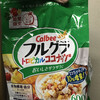 フルーツグラノーラのココナッツ増量のやつを買いました！　一食分は一合の計量カップで計ってます