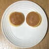 ニューススイング　　サケを頭にのせて泳ぐシャチ