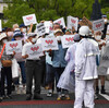 会場に街宣／献花中に罵声／開催賛成・反対ともに脅迫文／聖火ランナーに爆竹……抗議の夏、或いは妨害の夏。