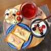 今日の朝食ワンプレート、チーズトースト、紅茶、ツナビーンズキャベツサラダ、フルーツヨーグルト