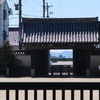 総門のなかにみる岡崎城 - 大樹寺