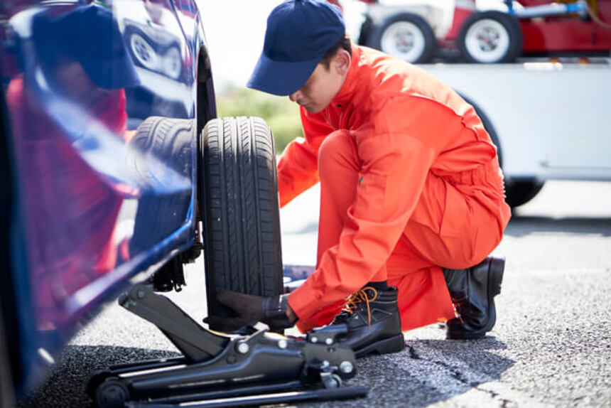 車のパンク修理はいくらかかる？費用の目安や所要時間について整備士が解説