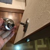 ドアの開く方向をDIYで変える方法　～ドアノブの外し方～