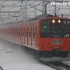 雪中を行く201系