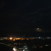 諏訪湖サービスエリアで写真を撮っている人。